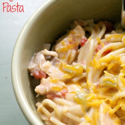 closeup of half of bowl of crock pot chicken fajitas pasta
