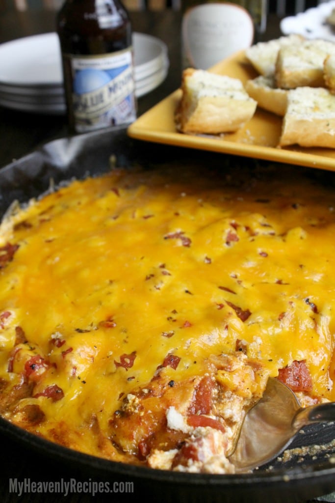 chili dip made in a cast iron skillet with garlic bread