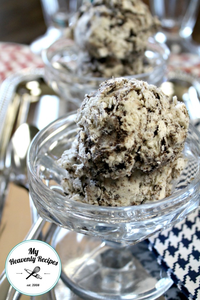 dish of no-churn Cookies and Creme Ice Cream