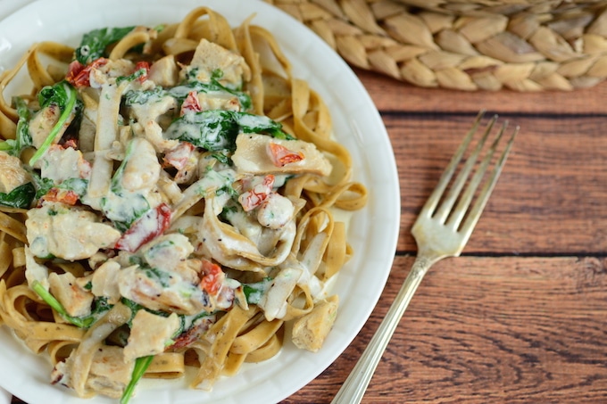 An easy recipe like this Creamy Tuscan Chicken Pasta is a MUST TRY for all pasta lovers!
