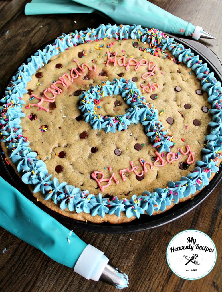 homemade chocolate chip cookie cake met felblauw glazuur en een versierzak