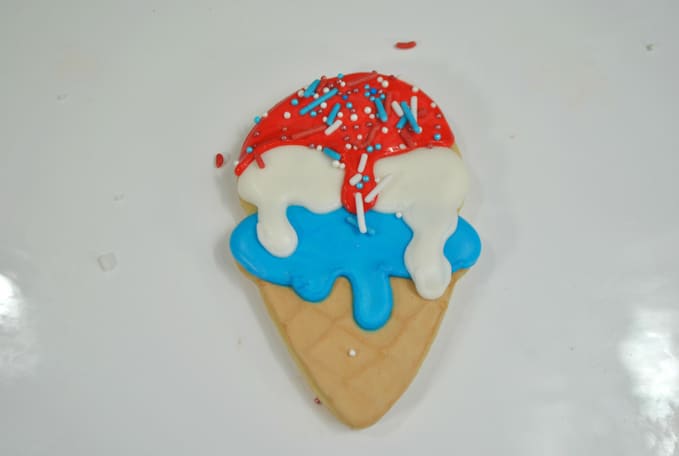 Sprinkle some patriotic sprinkles onto the red part of the cookies