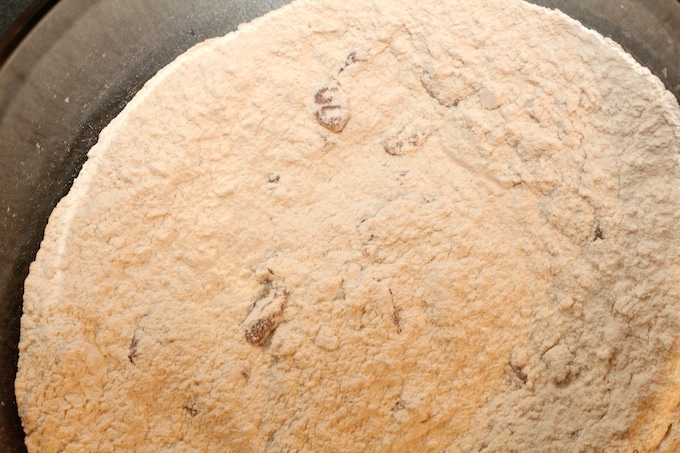 In a mixing bowl, mix together flour, baking powder, and salt. Set aside.