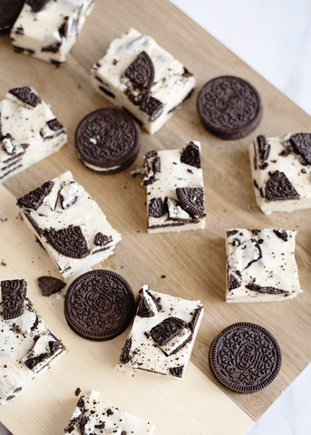 oreo cheesecake fudge with oreo cookies