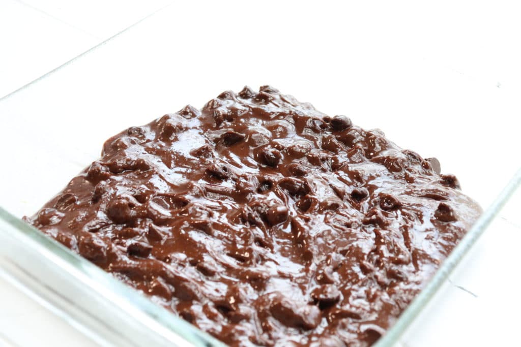  casserole à moitié remplie de pâte à brownie Oreo aux pépites de chocolat 